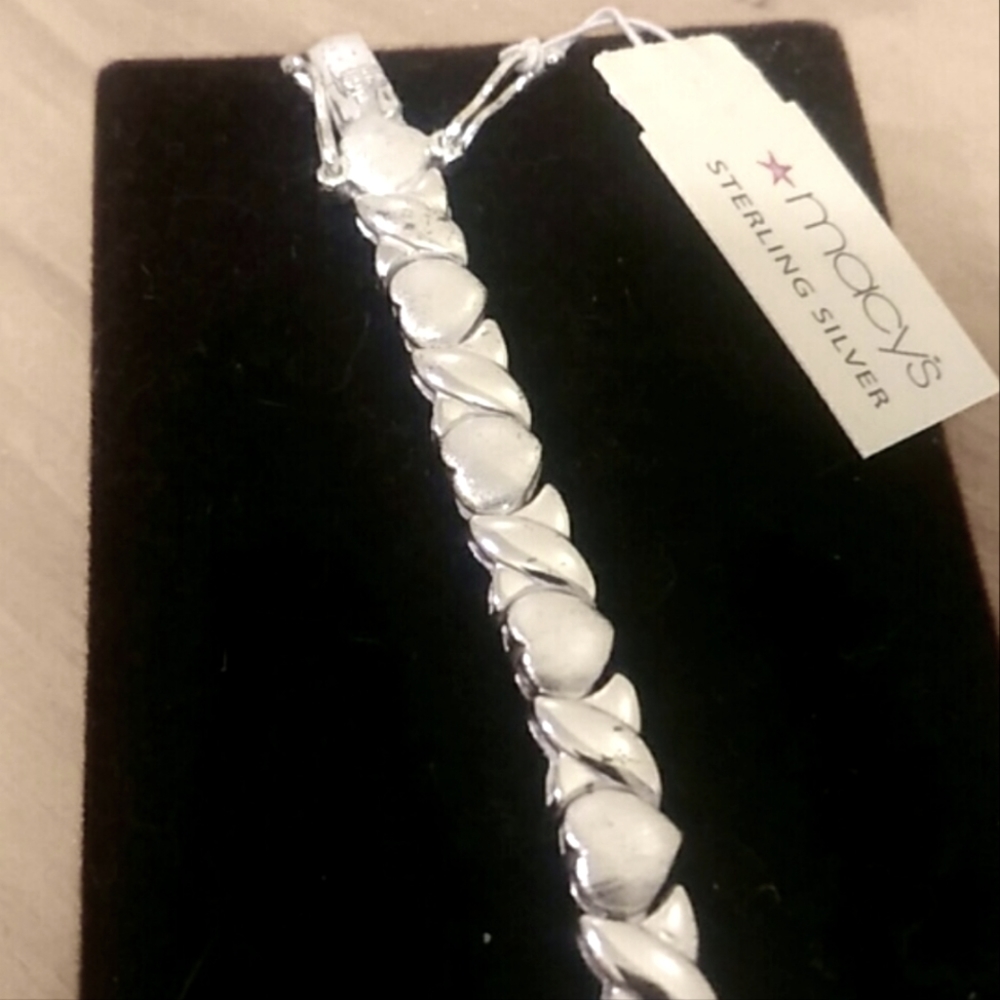 ❤️HP❤️Macy's Sterling Silver Hugs & Kisses Bracelet